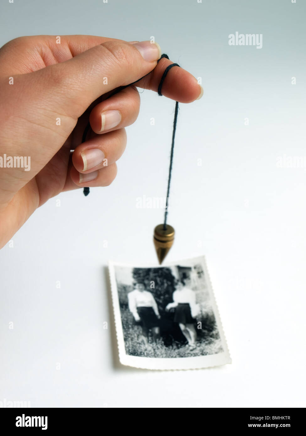 Immagine concettuale circa alternative alla ricerca di persone scomparse o comunicazione con aldilã . Foto Stock