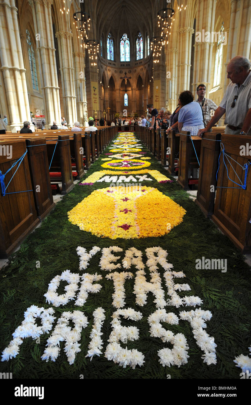 Un magnifico 90-piede tappeto di fiori è collocato in basso la navata centrale della Cattedrale di Arundel alla vigilia del Corpus Domini Foto Stock