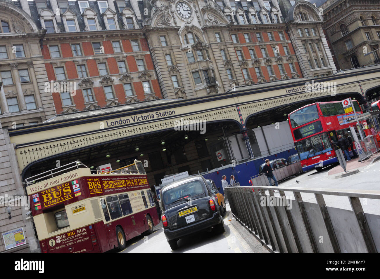 Tre forme di trasporto attendono i loro clienti,situato nel piazzale della stazione ferroviaria di Victoria a Londra. Foto Stock