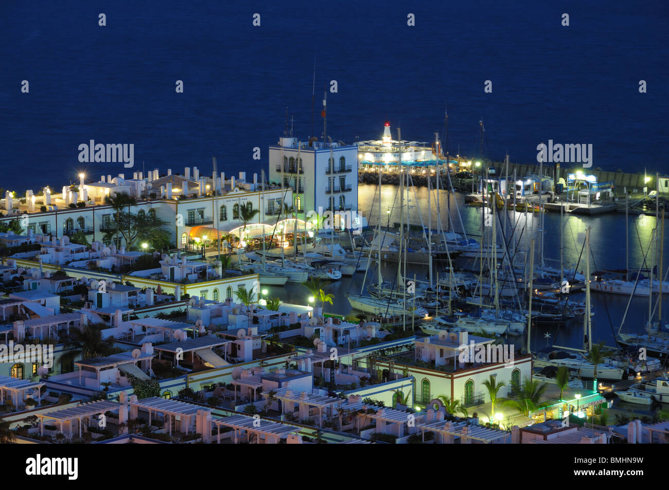 Puerto de Mogan di notte, Grand Isola Canarie, Spagna Foto Stock