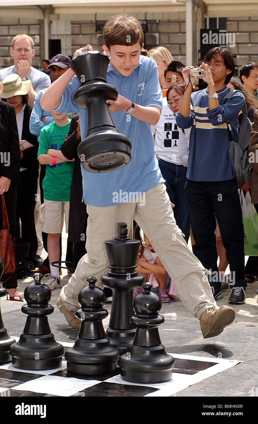 Sergei Karjakin,(Ucraina), velocità di riproduzione a scacchi contro David Howell,(UK), a scacchi divertente evento al Somerset House, 28-04-2003. Foto Stock