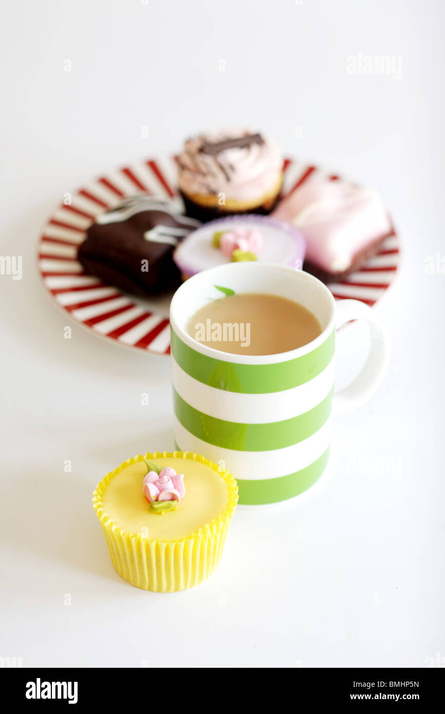 Tazza di torte con la tazza di tè Foto Stock