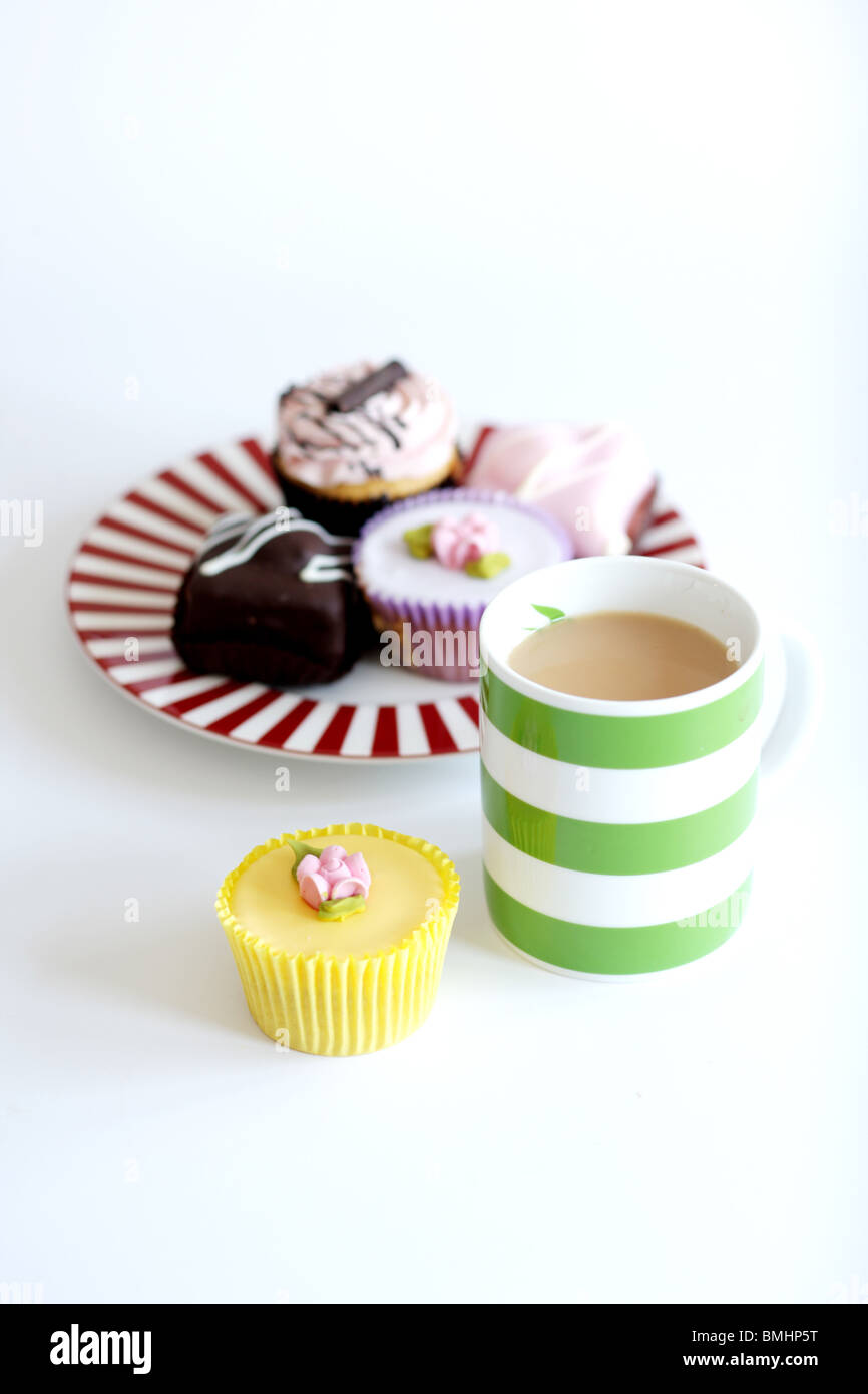 Tazza di torte con la tazza di tè Foto Stock