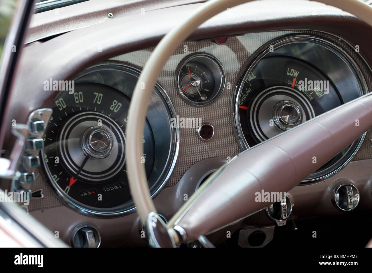 Un vecchio classico Cadillac volante che mostra il tachimetro e il volante Foto Stock
