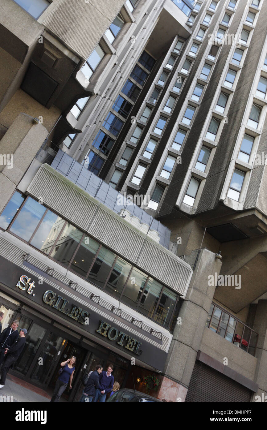 Al di fuori dell'entrata principale del popolare St Giles Hotel in Bedford Avenue, un famoso ritrovo per turisti e uomini di affari. Foto Stock