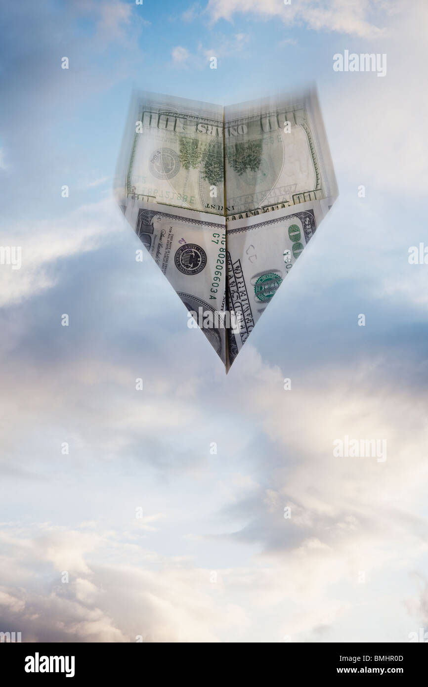 Aeroplano di carta fatta di denaro Foto Stock