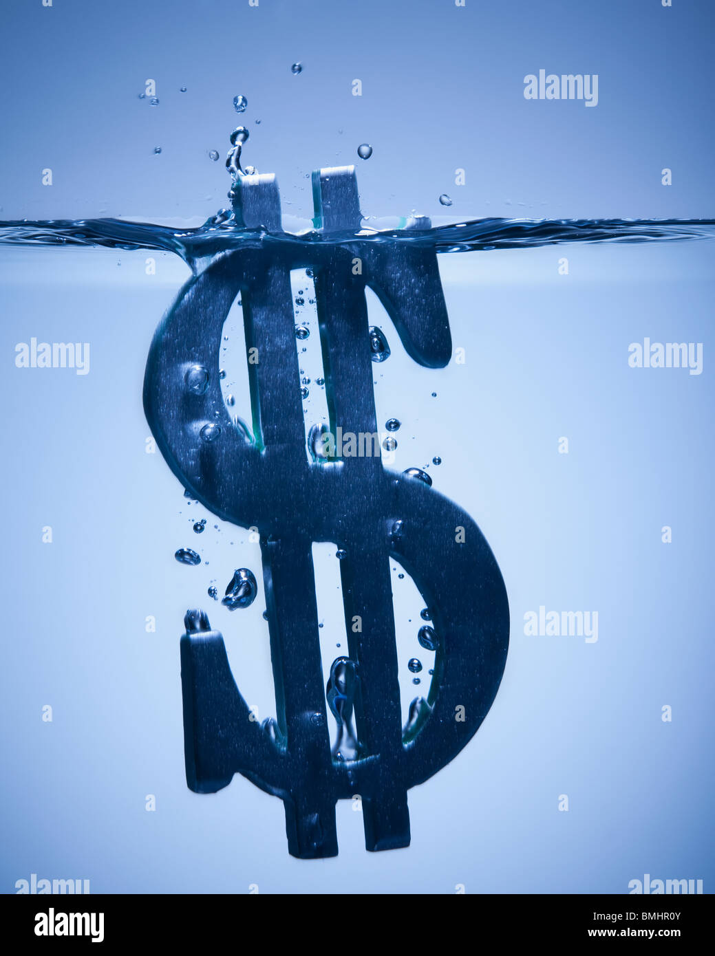 Simbolo del dollaro che affonda in acqua Foto Stock