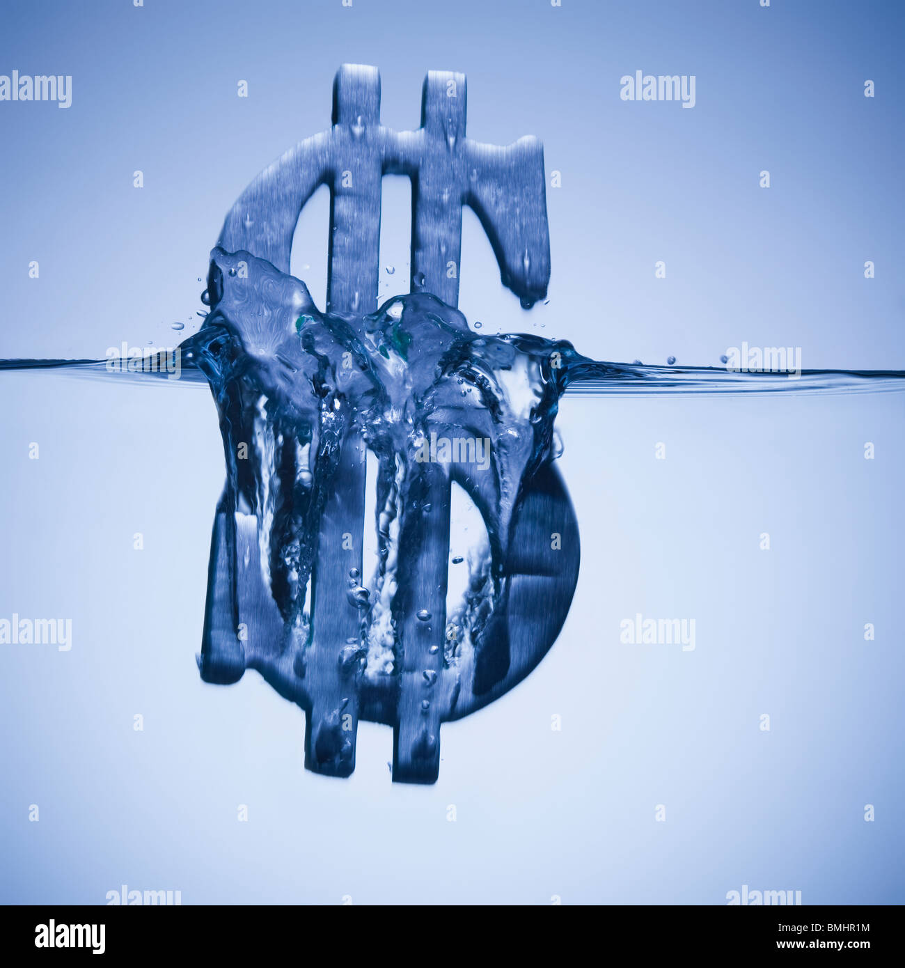 Simbolo del dollaro che affonda in acqua Foto Stock