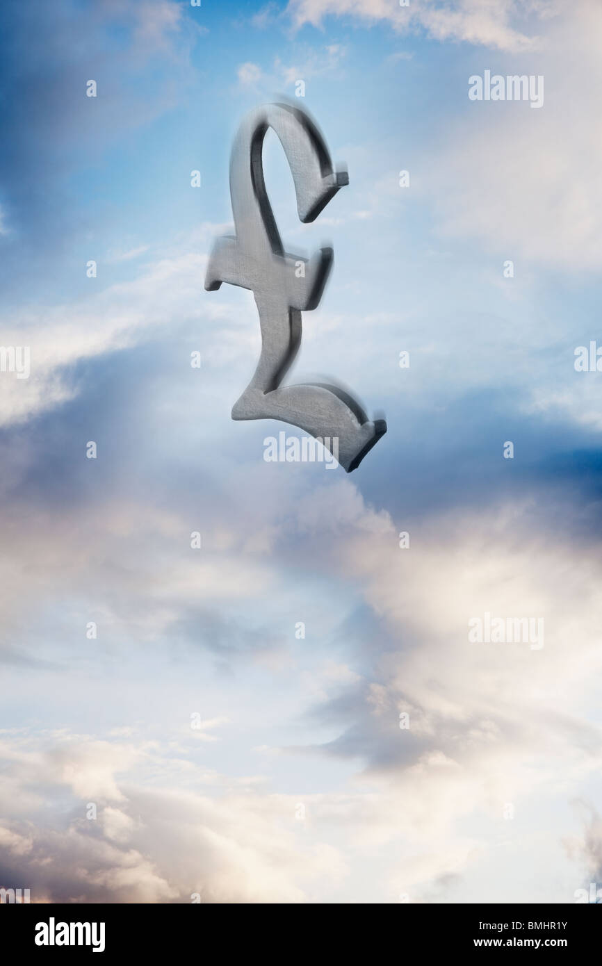Sterlina britannica simbolo floating tra le nuvole Foto Stock