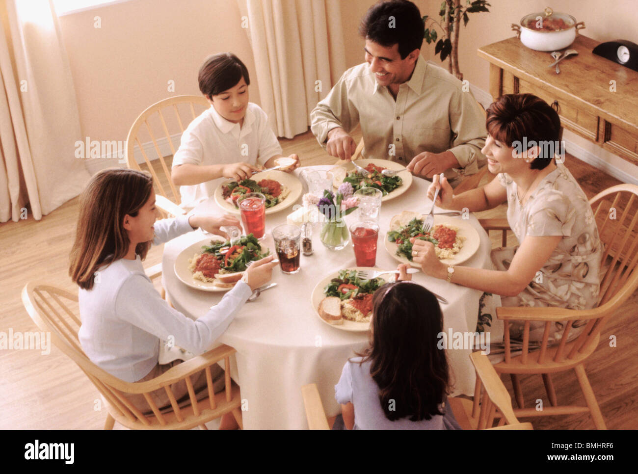 Famiglia di mangiare la cena insieme Foto Stock