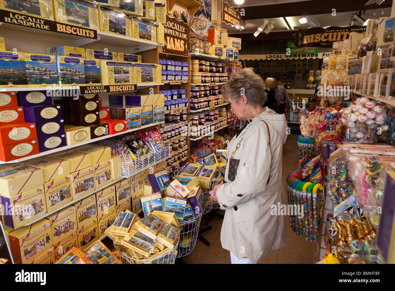 Regno Unito, Inghilterra, Devon, Brixham Harbour, la navigazione del cliente nel negozio di souvenir locali di vendita fudge toffee e marmellate Foto Stock
