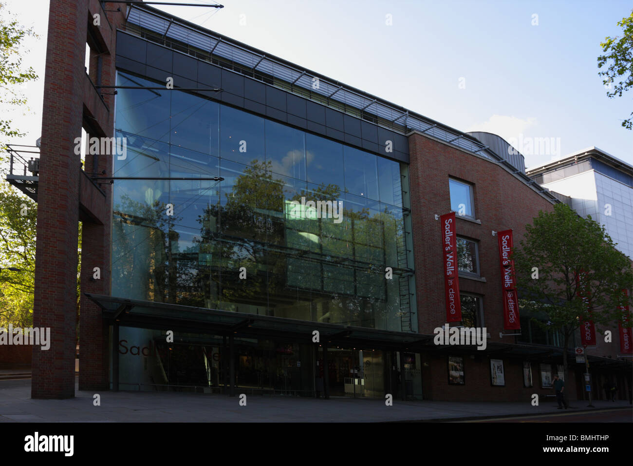 La facciata anteriore e ingresso principale al Sadlers Wells Theatre in Rosebery Avenue a Finsbury di Londra. Foto Stock