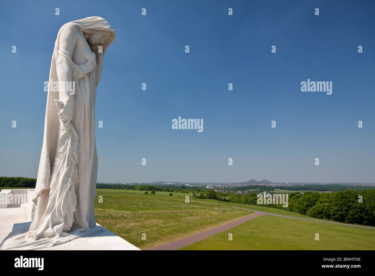 Statua raffigurante un lutto in Canada presso la cresta di Vimy Memorial canadese in Francia che si affaccia sulla pianura di Douai Foto Stock