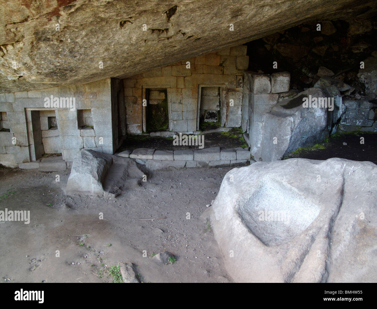 Il Tempio della Luna in una grotta sotto la vetta di Huayna Picchu presso le antiche rovine Inca di Machu Picchu vicino a Cusco in Perù Foto Stock