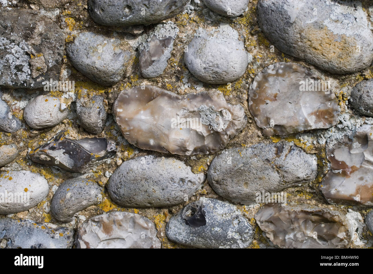 Pietra Focaia parete. Spalato e pietre tutta realizzata in una parete e legate con malta di calce. Hickling. Norfolk. Foto Stock