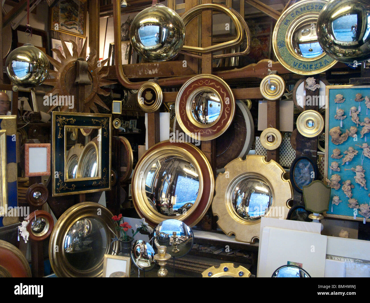 Un negozio di antiquariato vetro in Venezia, Italia visualizzando un sacco di specchi di differenti Foto Stock