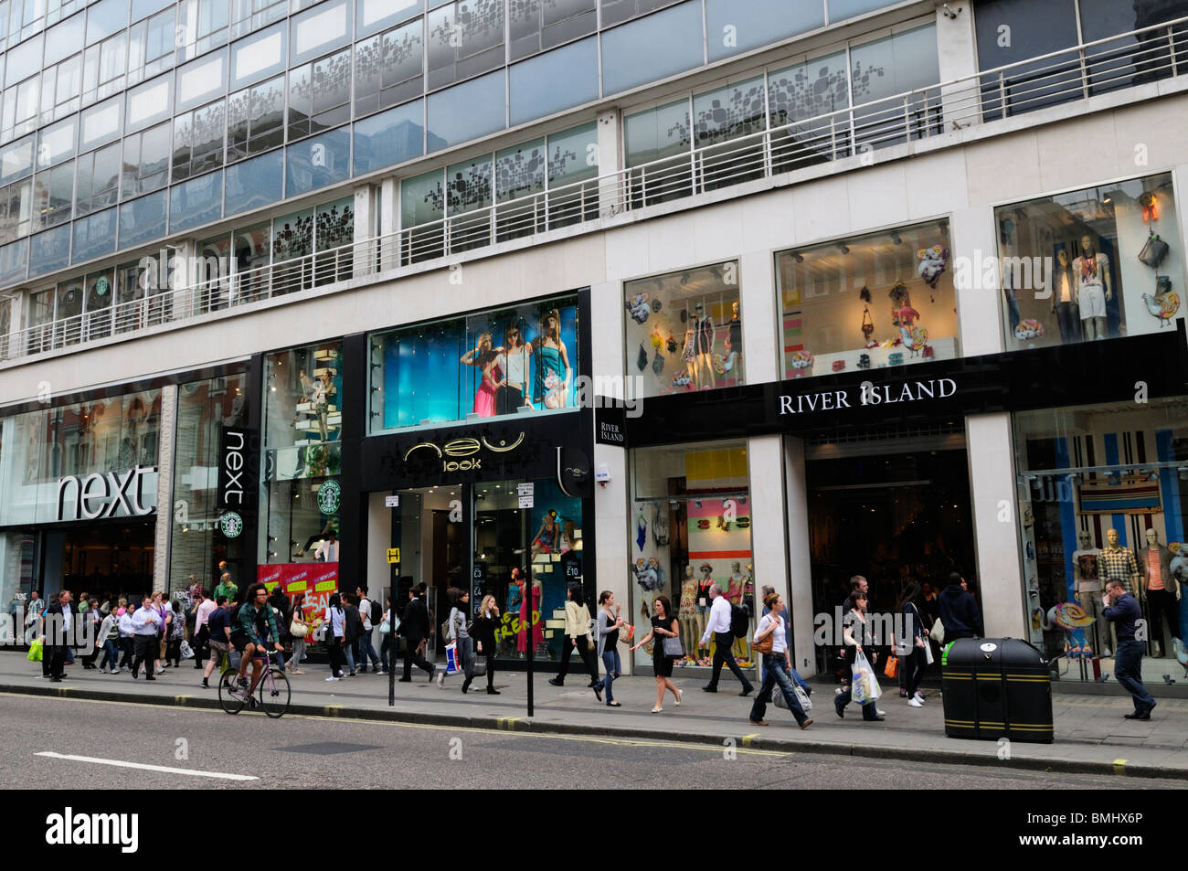 Accanto, il nuovo look e il fiume isola negozi di abbigliamento lungo Oxford Street, London, England, Regno Unito Foto Stock