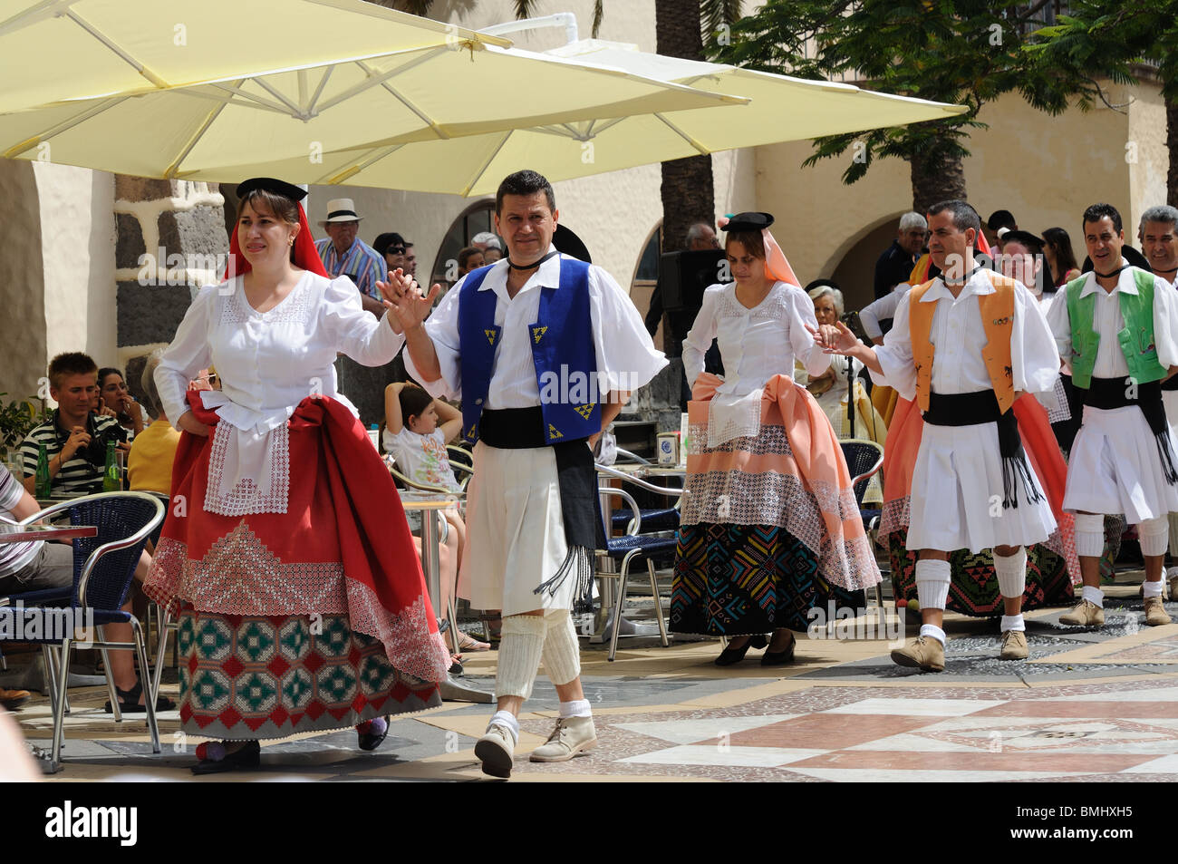 Ballerini tradizionali in Pueblo Canario, Doramas Park, Las Palmas de Gran Canaria Foto Stock