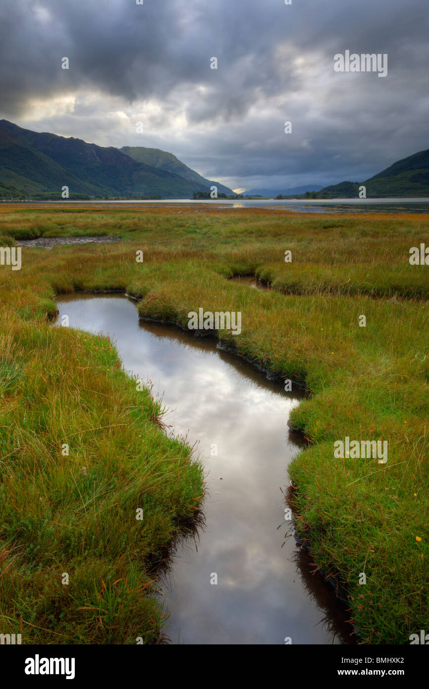 Vista su Loch Leven da vicino alla bocca del fiume Leven in Glencoe nelle Highlands della Scozia Foto Stock