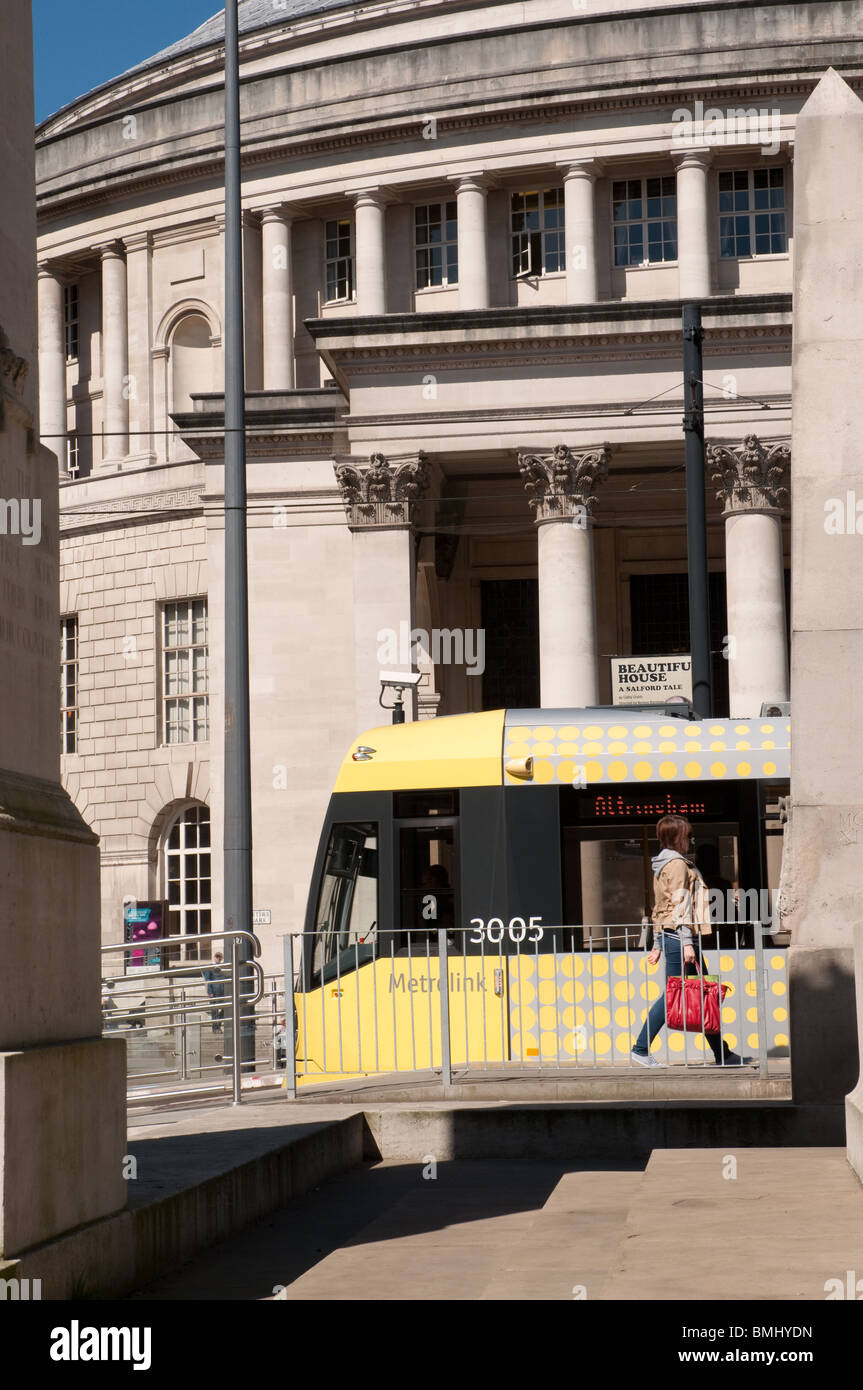 Tram Metrolink Piazza San Pietro,Manchester.Central library in background. Foto Stock