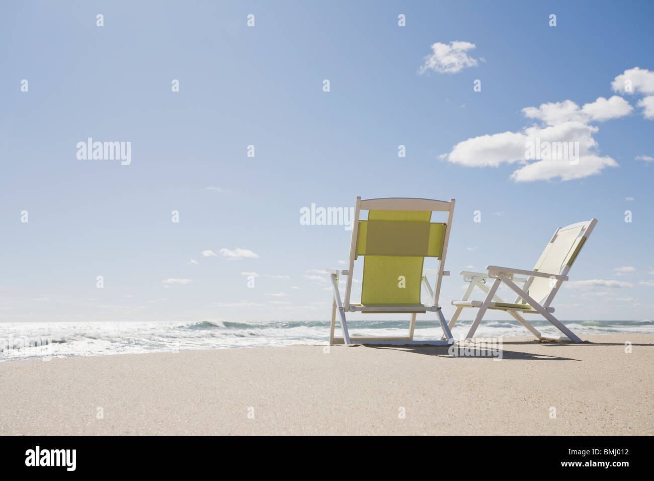 Sedie da spiaggia in riva all'oceano Foto Stock