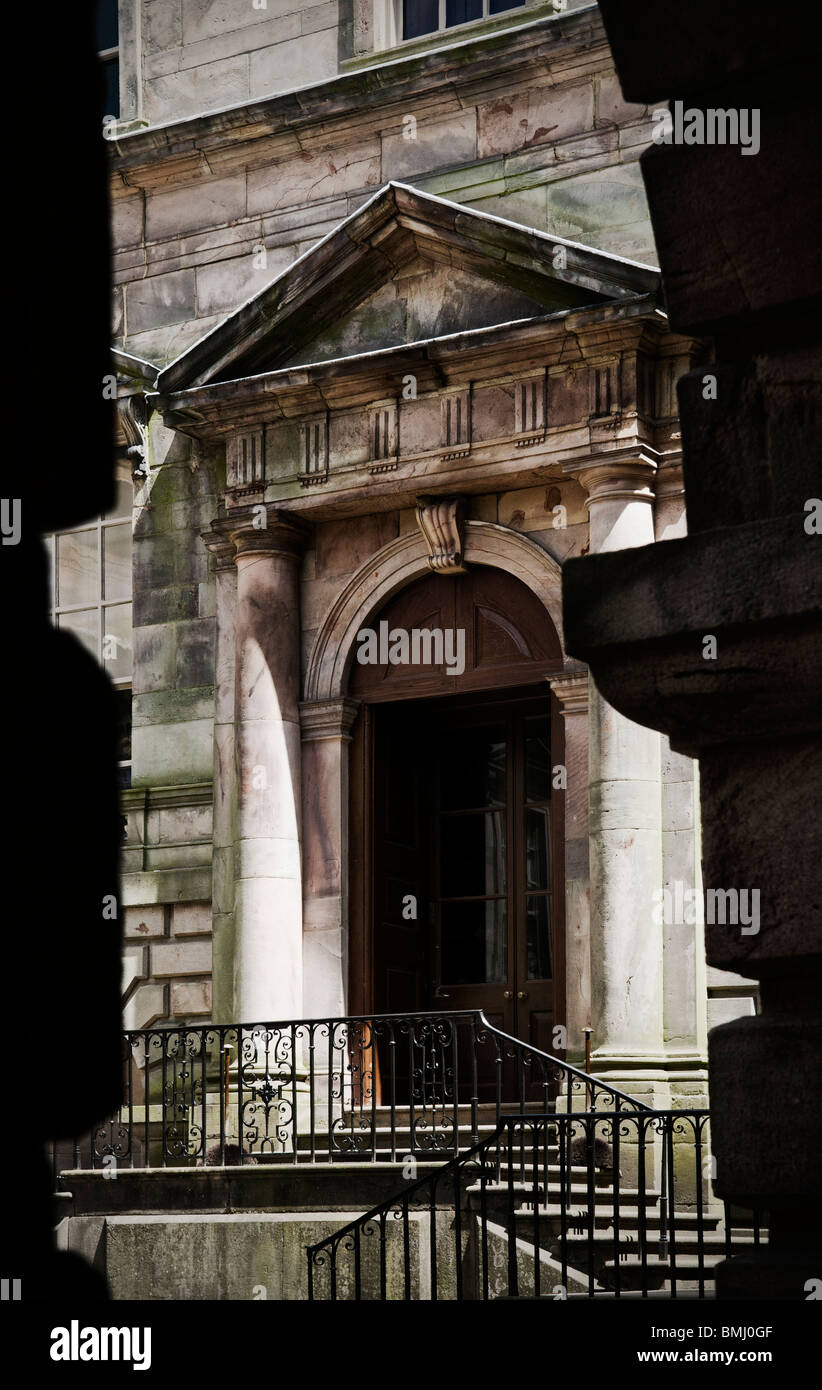 L'entrata all'interno del cortile di Lyme Hall nel Cheshire, Inghilterra. Foto Stock