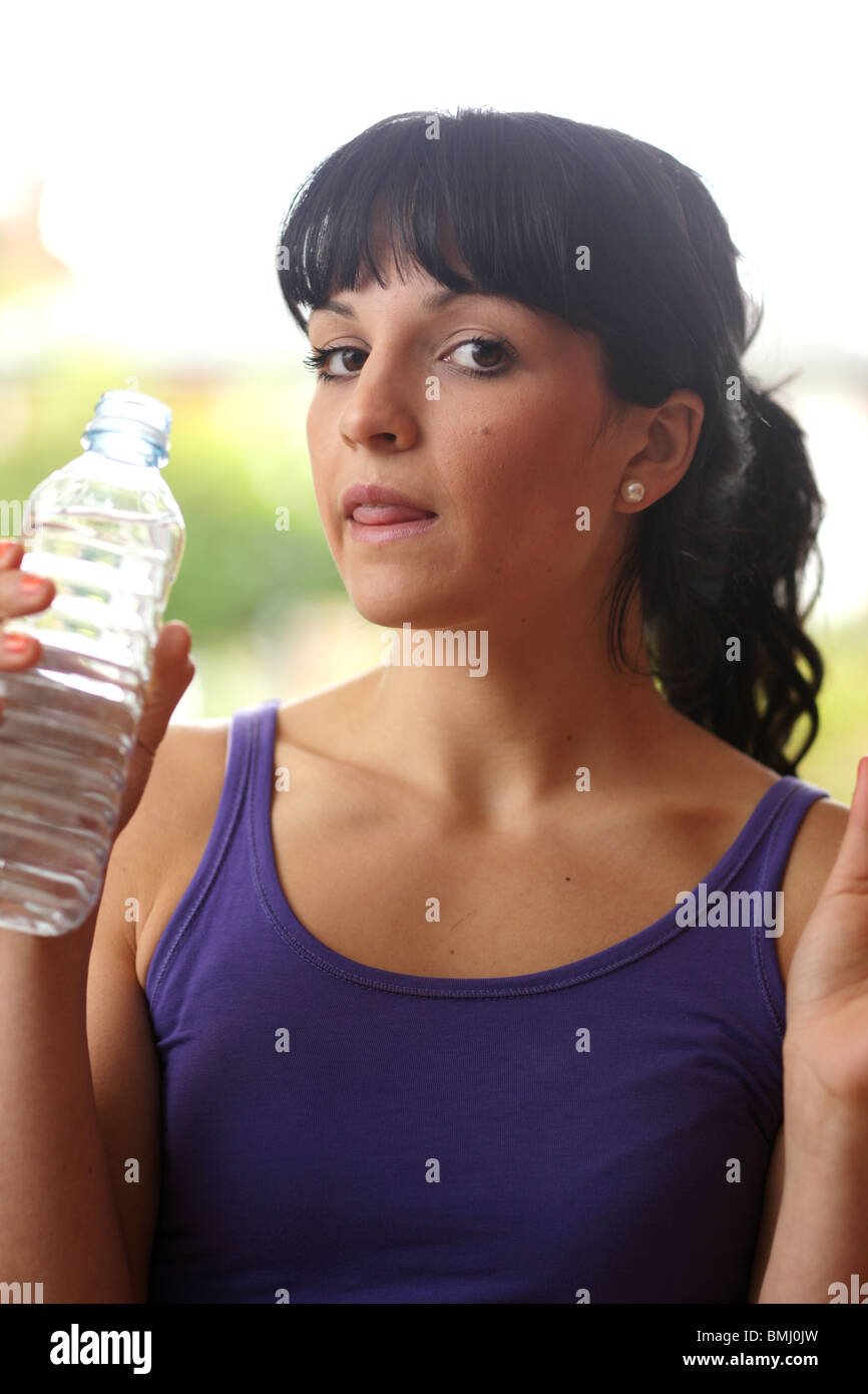 Giovane donna di acqua potabile. Modello rilasciato Foto Stock