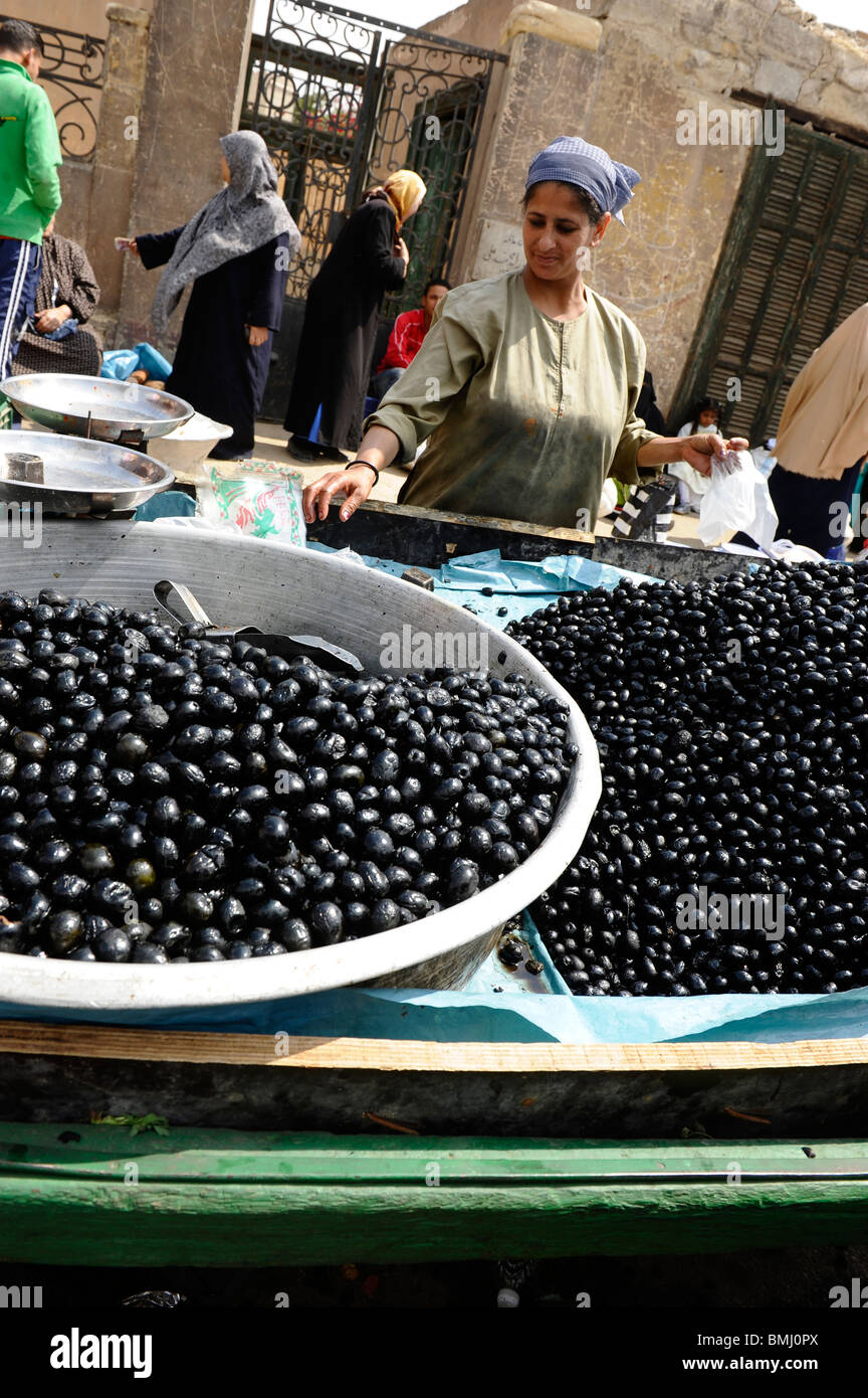 Olive nere in vendita , souk di Goma (mercato del venerdì), street market, cimiteri meridionale, Khalifa district ,il Cairo, Egitto Foto Stock