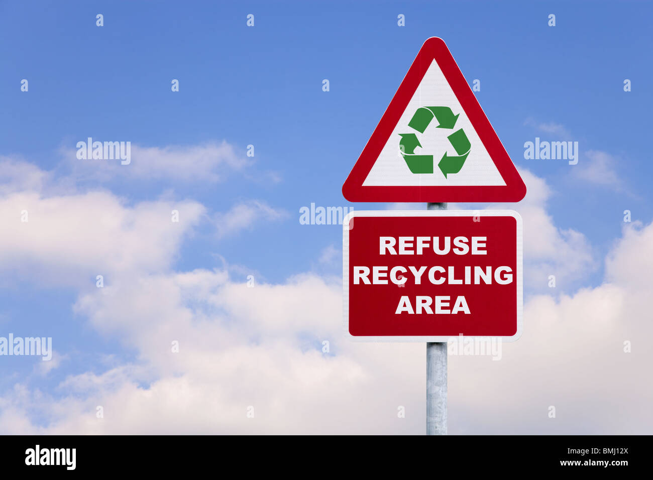 Cartello con il testo di dire rifiutare Area di riciclaggio e di un generico verde simbolo di riciclaggio contro un blu cielo nuvoloso. Foto Stock