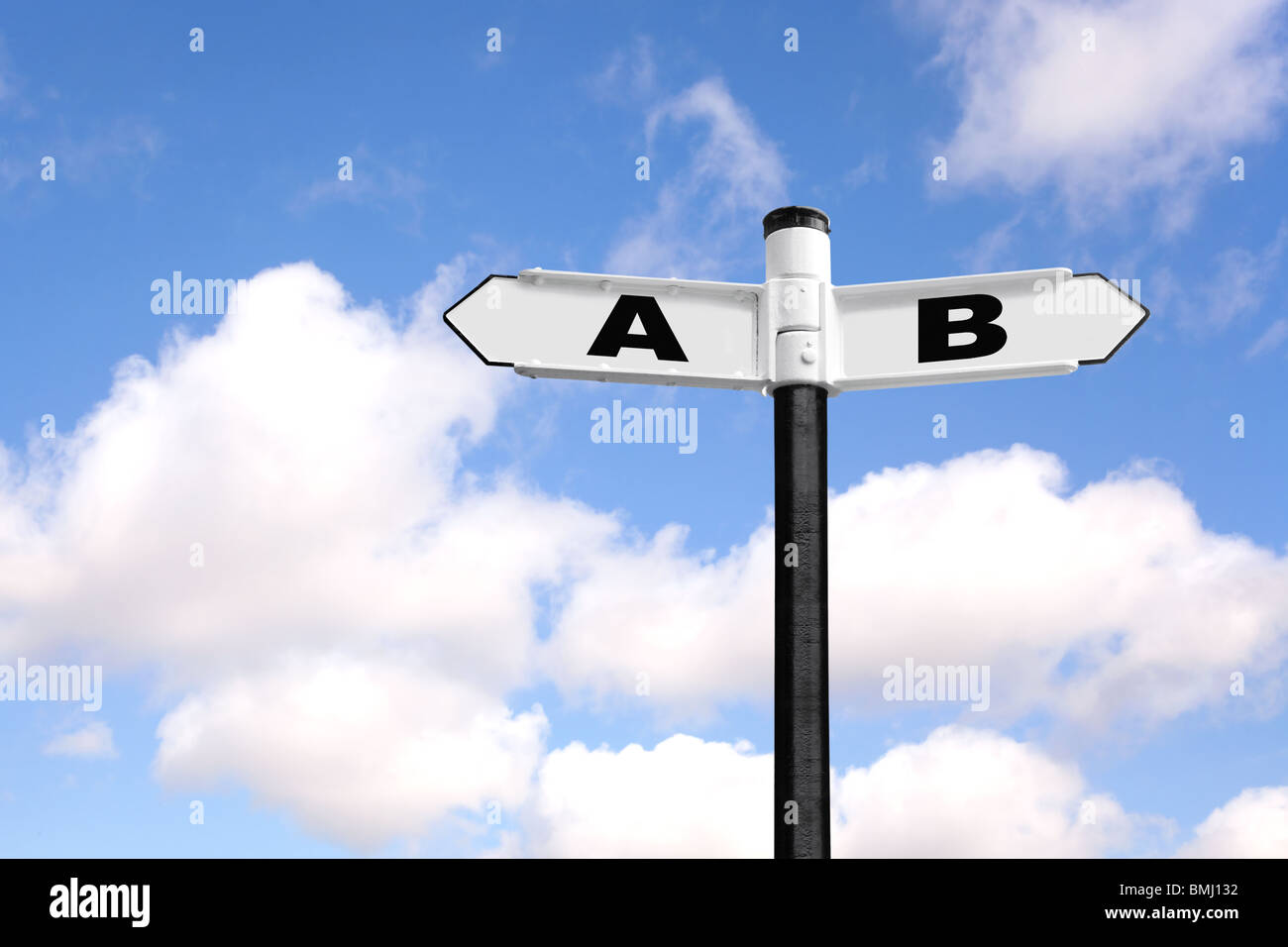 Da A a B signpost contro un blu cielo nuvoloso. Una buona immagine per la gestione del tempo temi correlati. Foto Stock