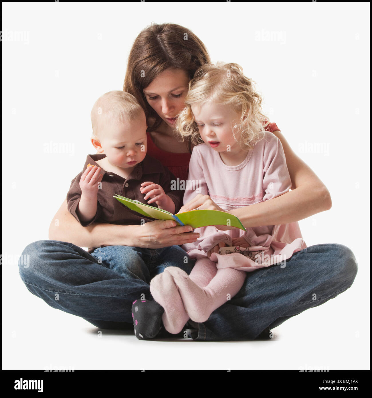 Lettura di madre verso i suoi figli Foto Stock