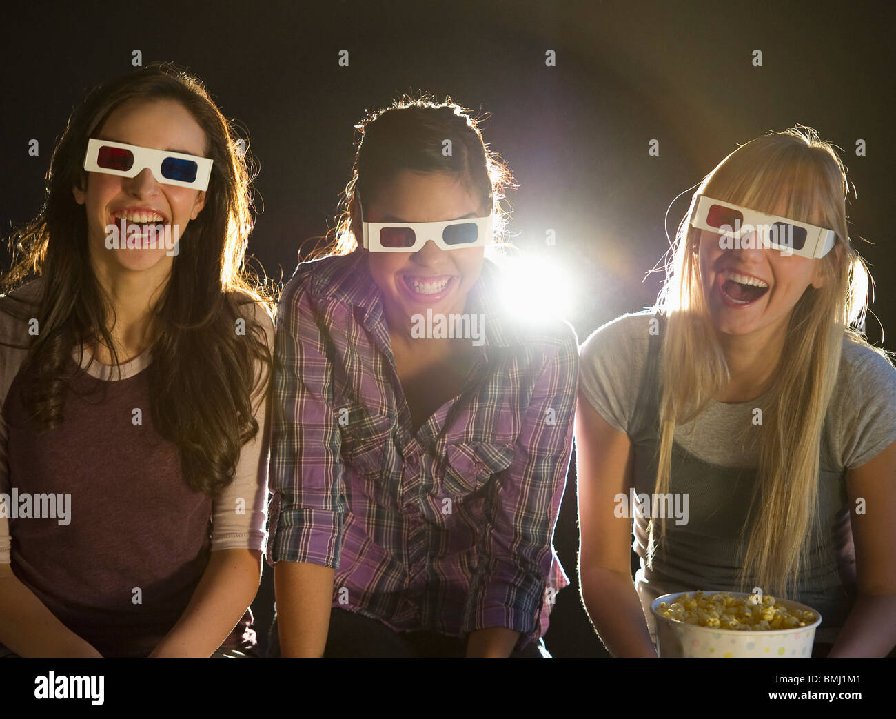 Le ragazze giovani la visione di film in 3D Foto Stock