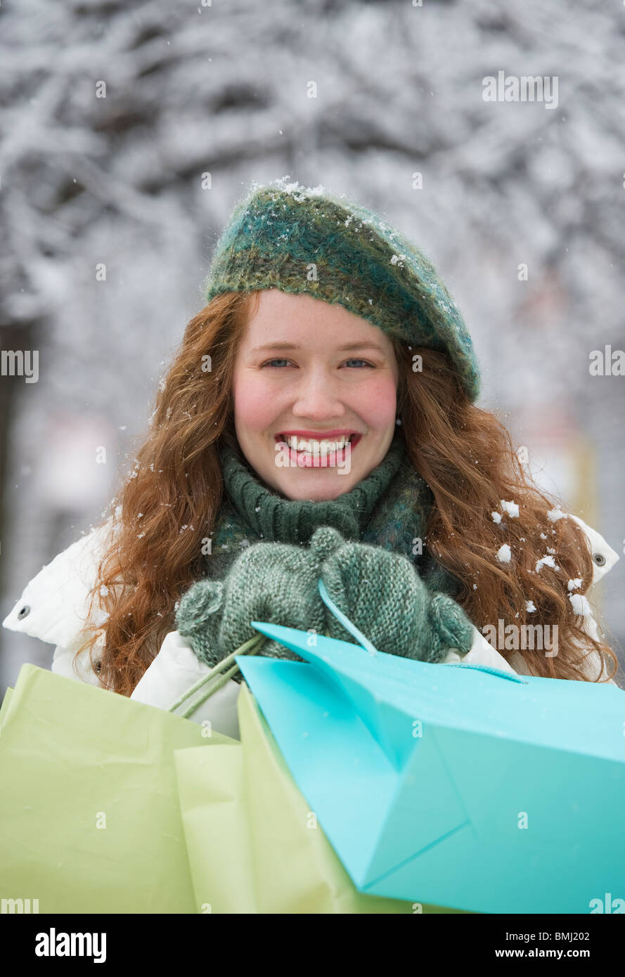 Donna shopping su una giornata invernale Foto Stock