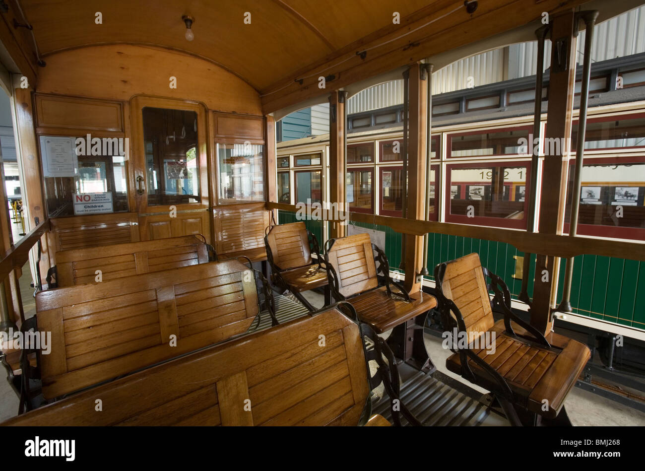 Tram classico interno in legno e panchine di legno (trolley car), Auckland, Nuova Zelanda Foto Stock