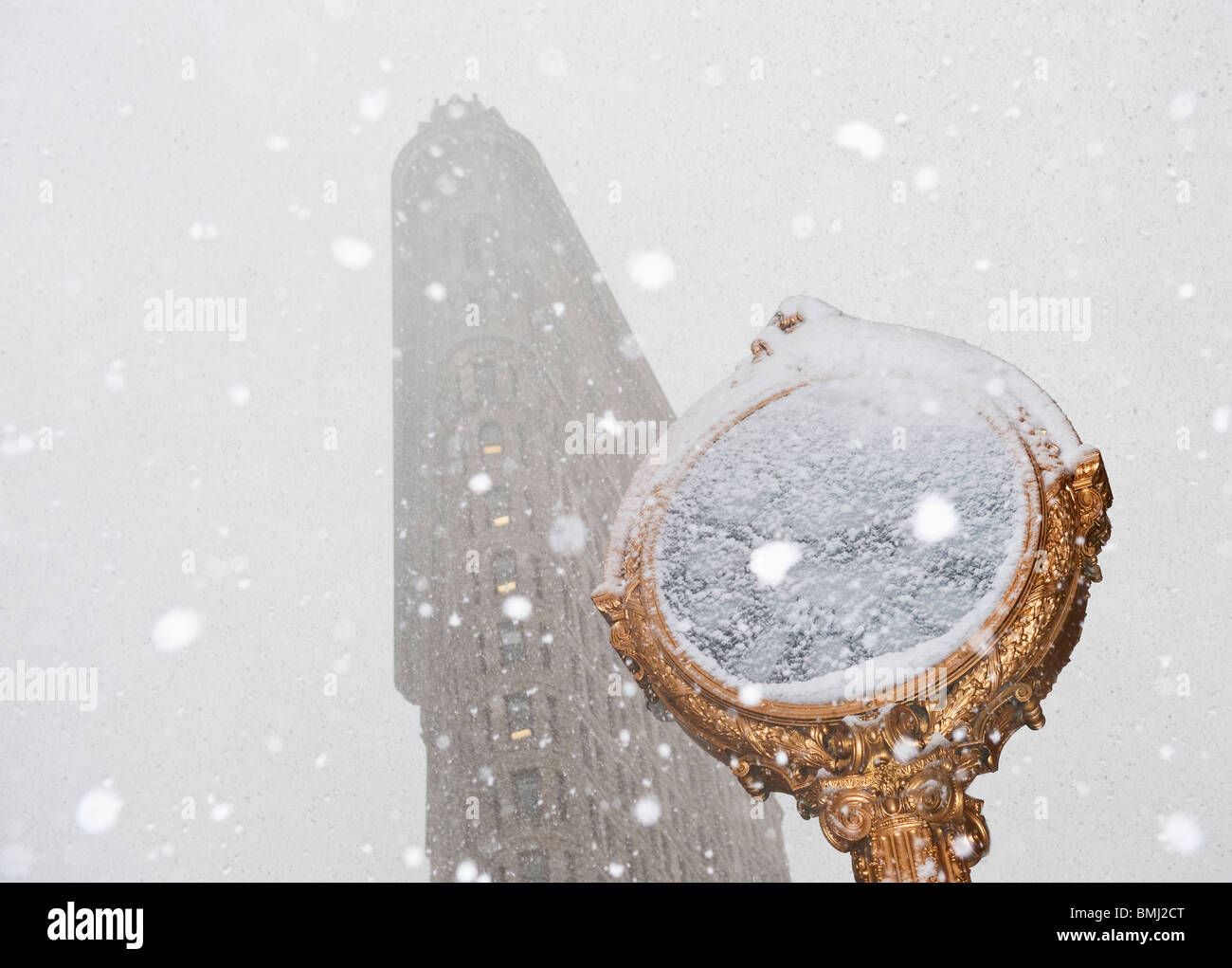 Giornata nevosa nel contesto urbano Foto Stock