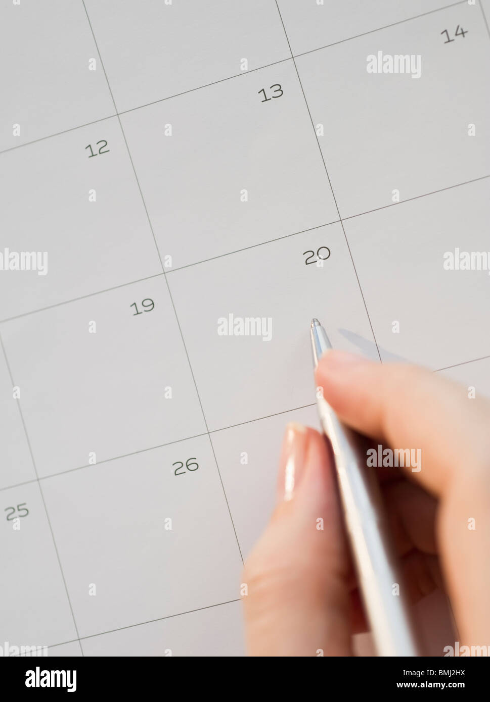 Scrivere con la penna sul calendario Foto Stock