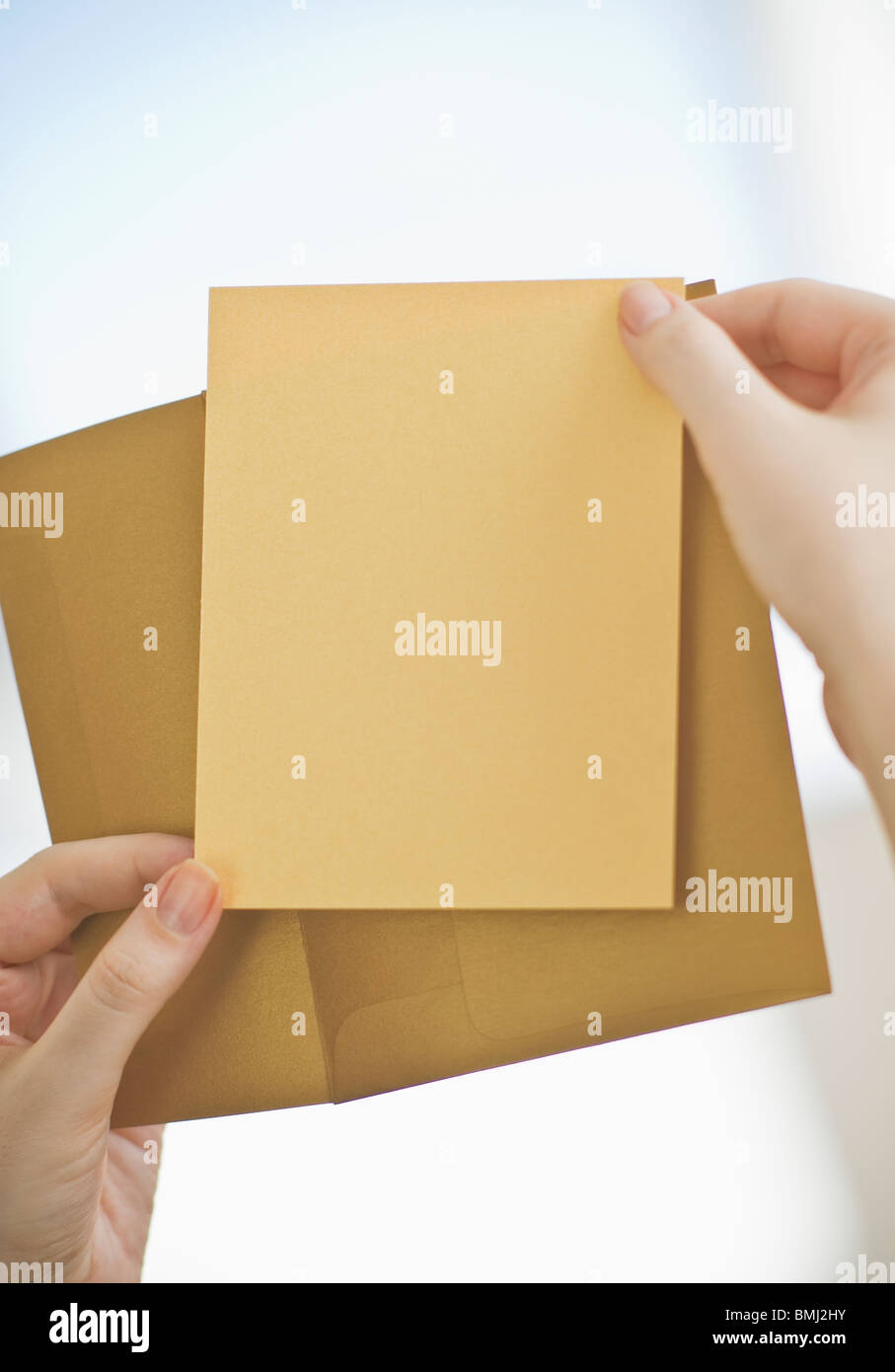Mani tenendo una scheda vuota Foto Stock