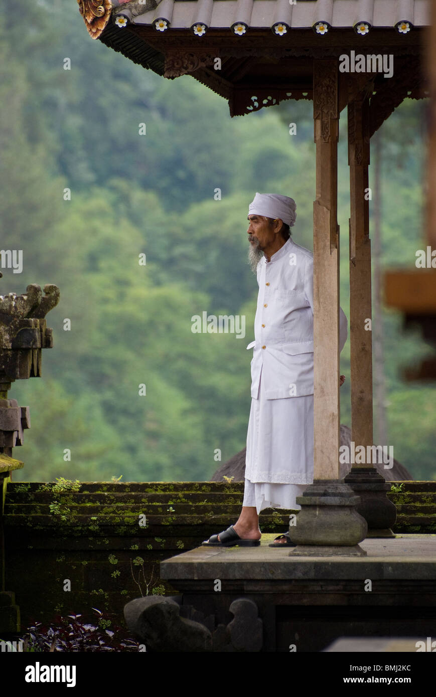 Un uomo santo a Pura Besakih, il Tempio madre, in Bali, Indonesia. Besakih è il più importante tempio indù di Bali. Foto Stock