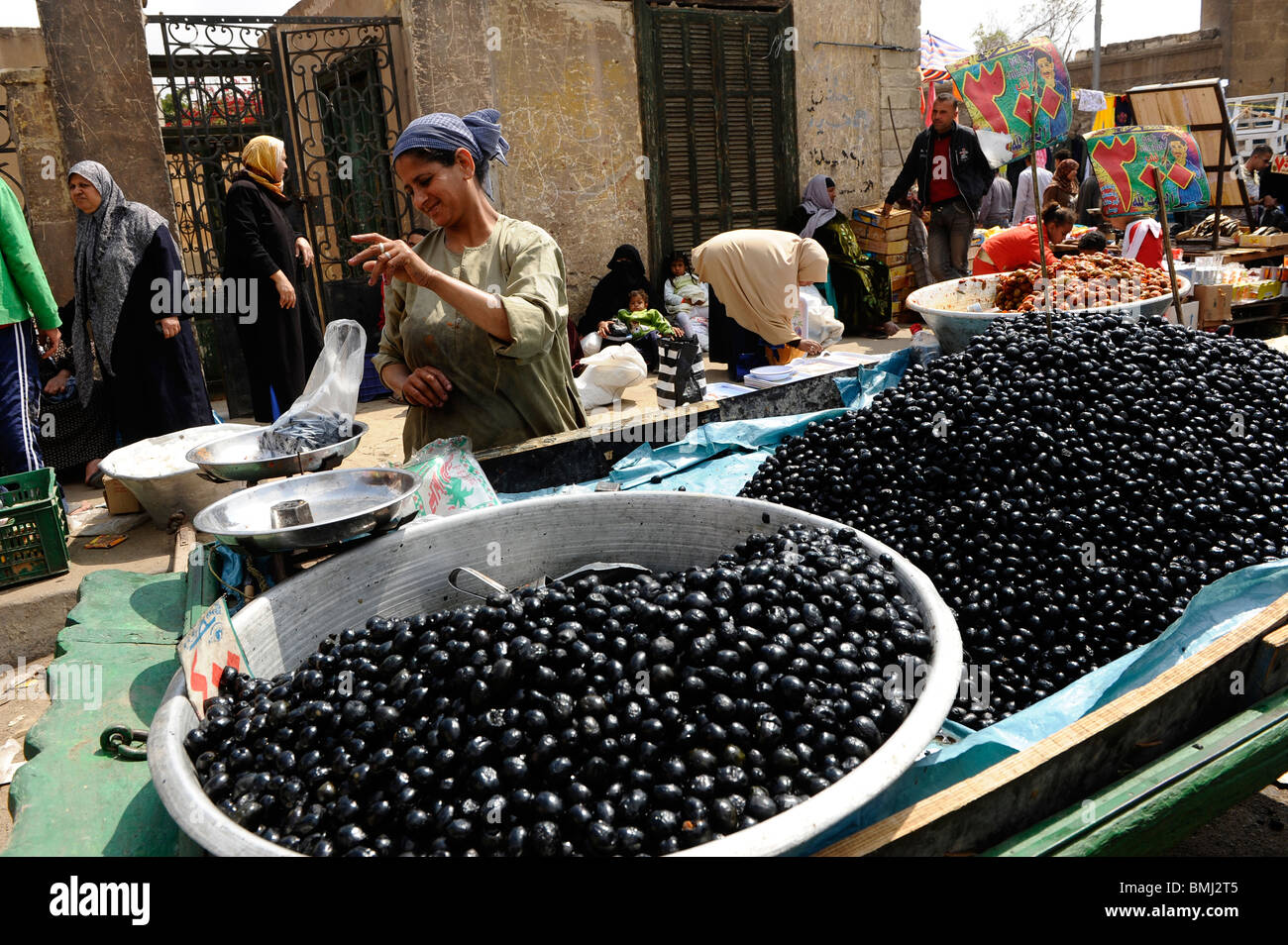 Olive nere in vendita , souk di Goma (mercato del venerdì), cimiteri meridionale, Khalifa district ,il Cairo, Egitto Foto Stock