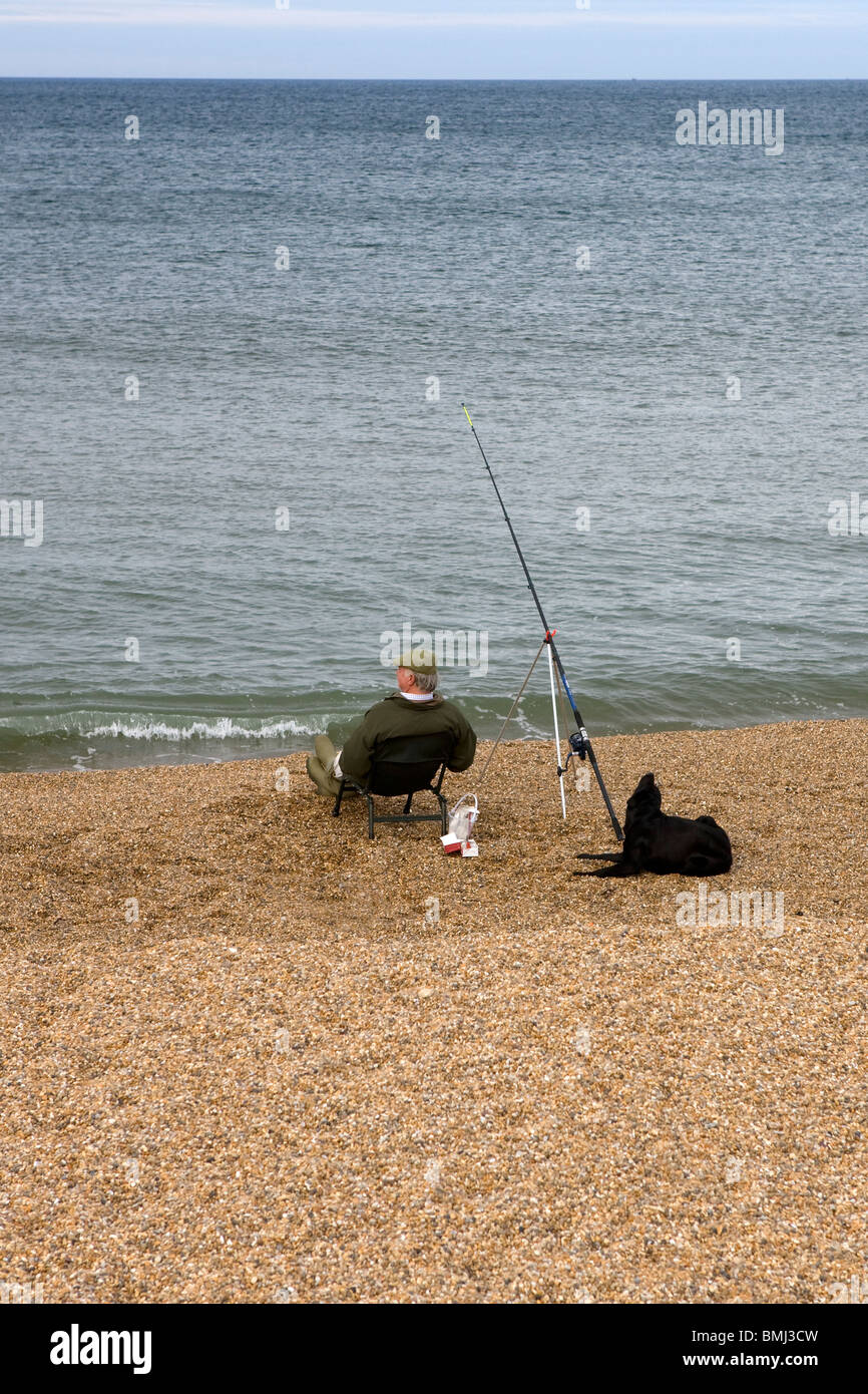 La pesca su Chesil Beach, Dorset, Regno Unito Foto Stock