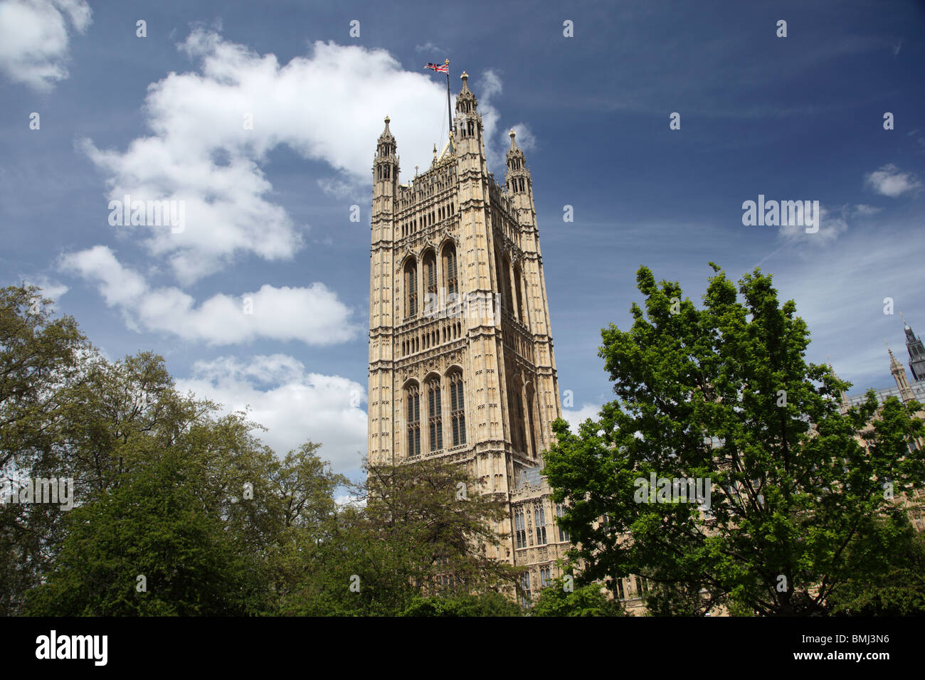 Vista del Palazzo di Westminster dal di dentro la Torre Victoria Gardens, Westminster, London, SW1. Foto Stock
