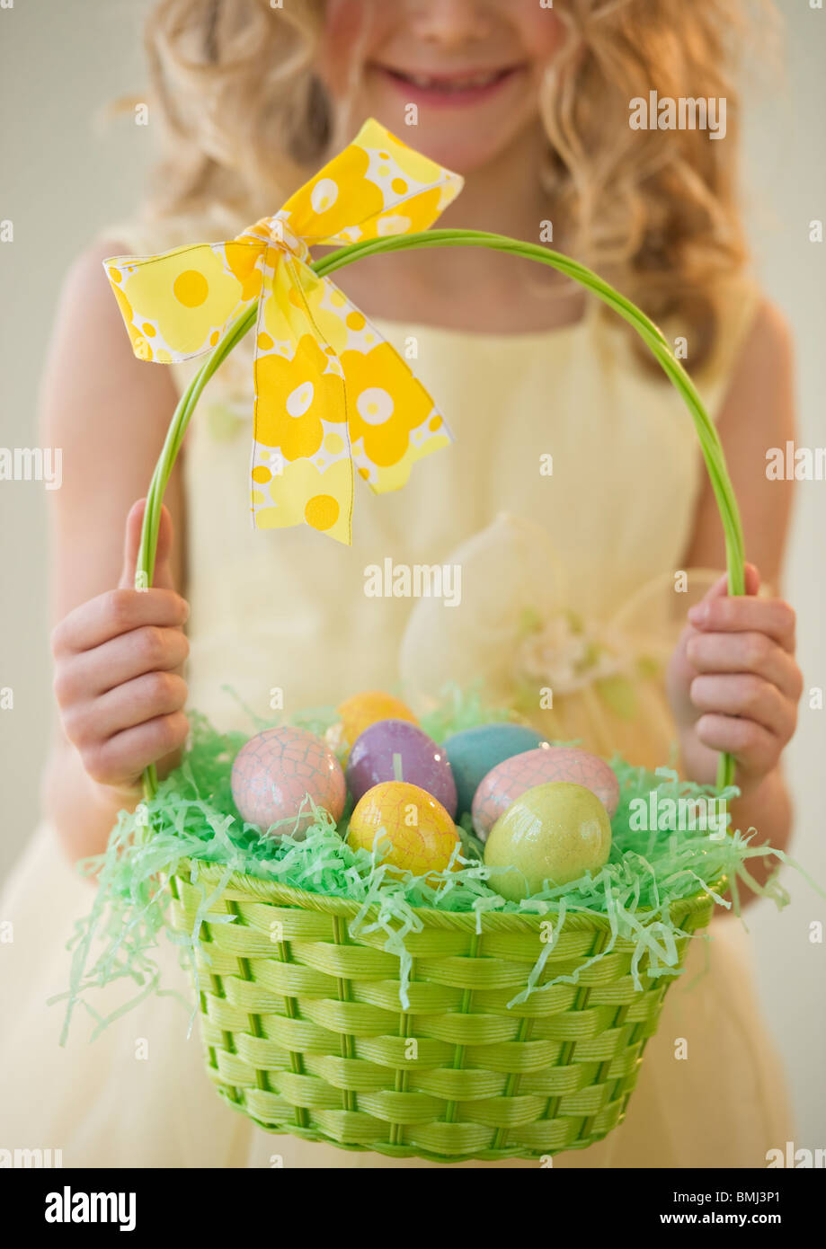 Giovane ragazza con un paniere di uova di Pasqua Foto Stock