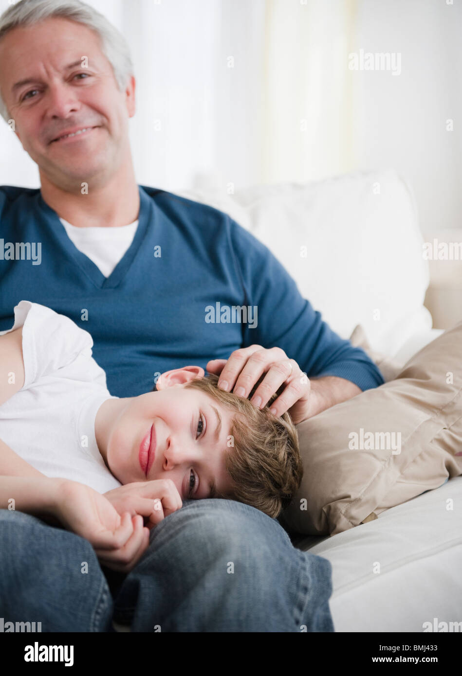 Padre e figlio rilassante sul lettino Foto Stock