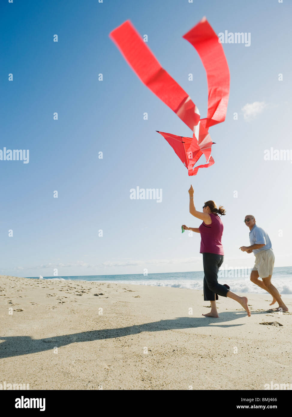 Giovane aquilone volante sulla spiaggia Foto Stock