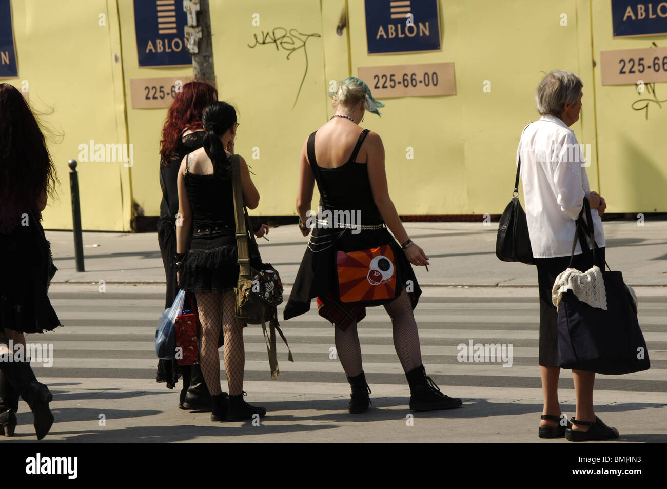 Le persone in attesa di attraversare la strada in un crosswalk sulla piazza Blaha Lujza. Budapest. Ungheria. Foto Stock