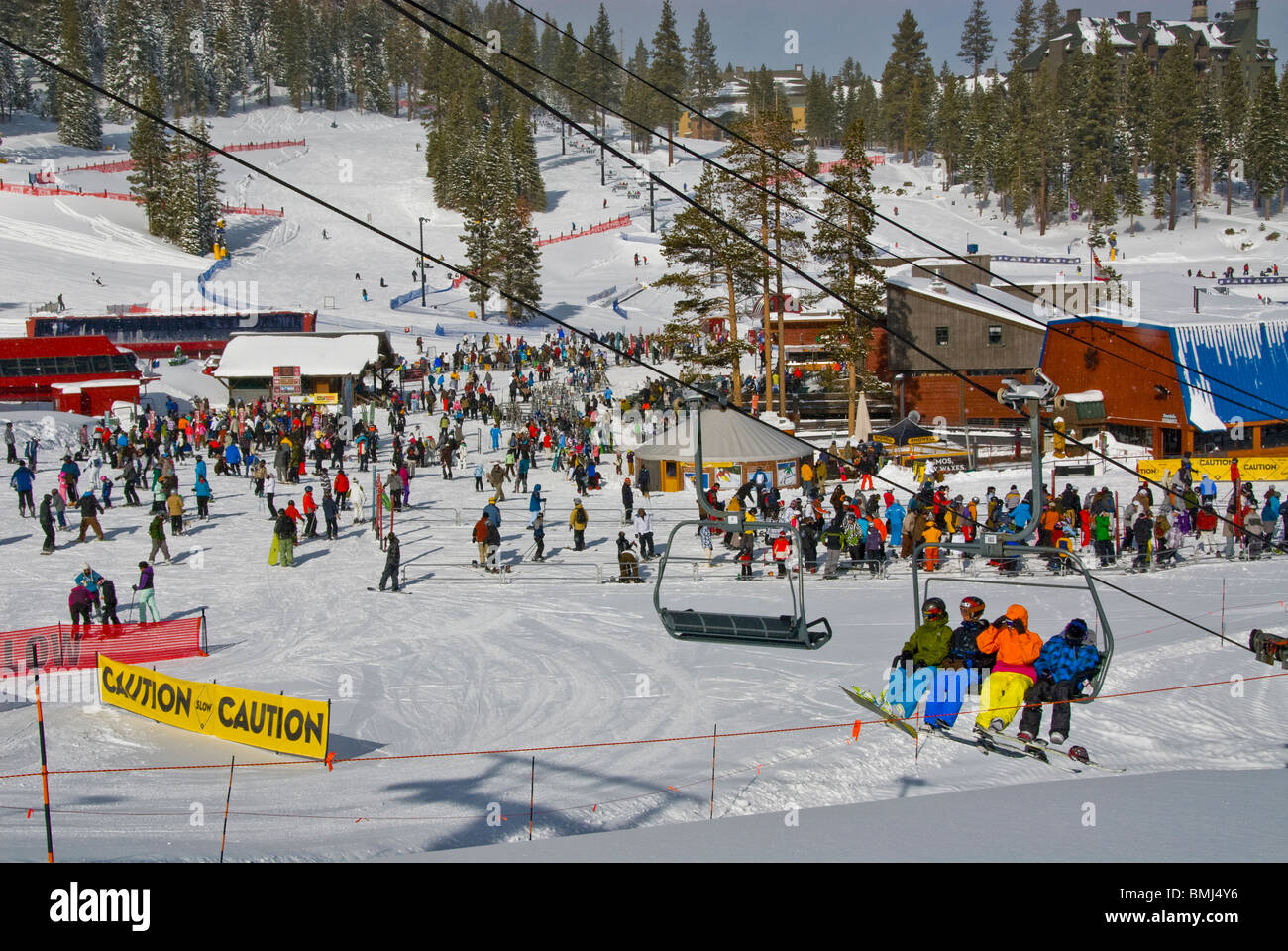 Seggiovia folle divertimento coloratissimo sci sport invernali atletica scena atleta poli nord Lake Tahoe sci California USA Foto Stock