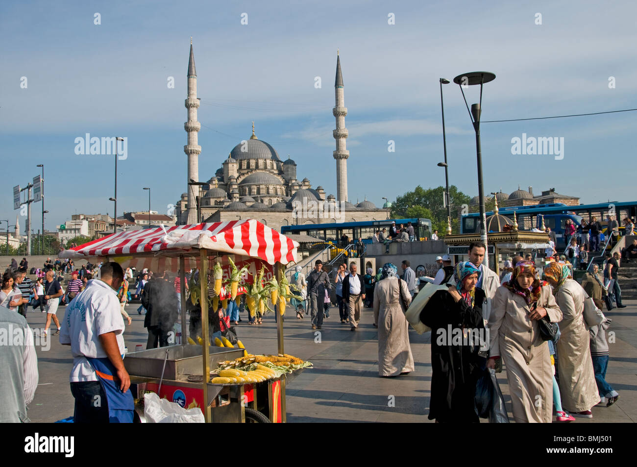 Istanbul Golden Horn ponte Galata waterfront moschea Yeni Camil Meydani Eminonu mais alla griglia Foto Stock