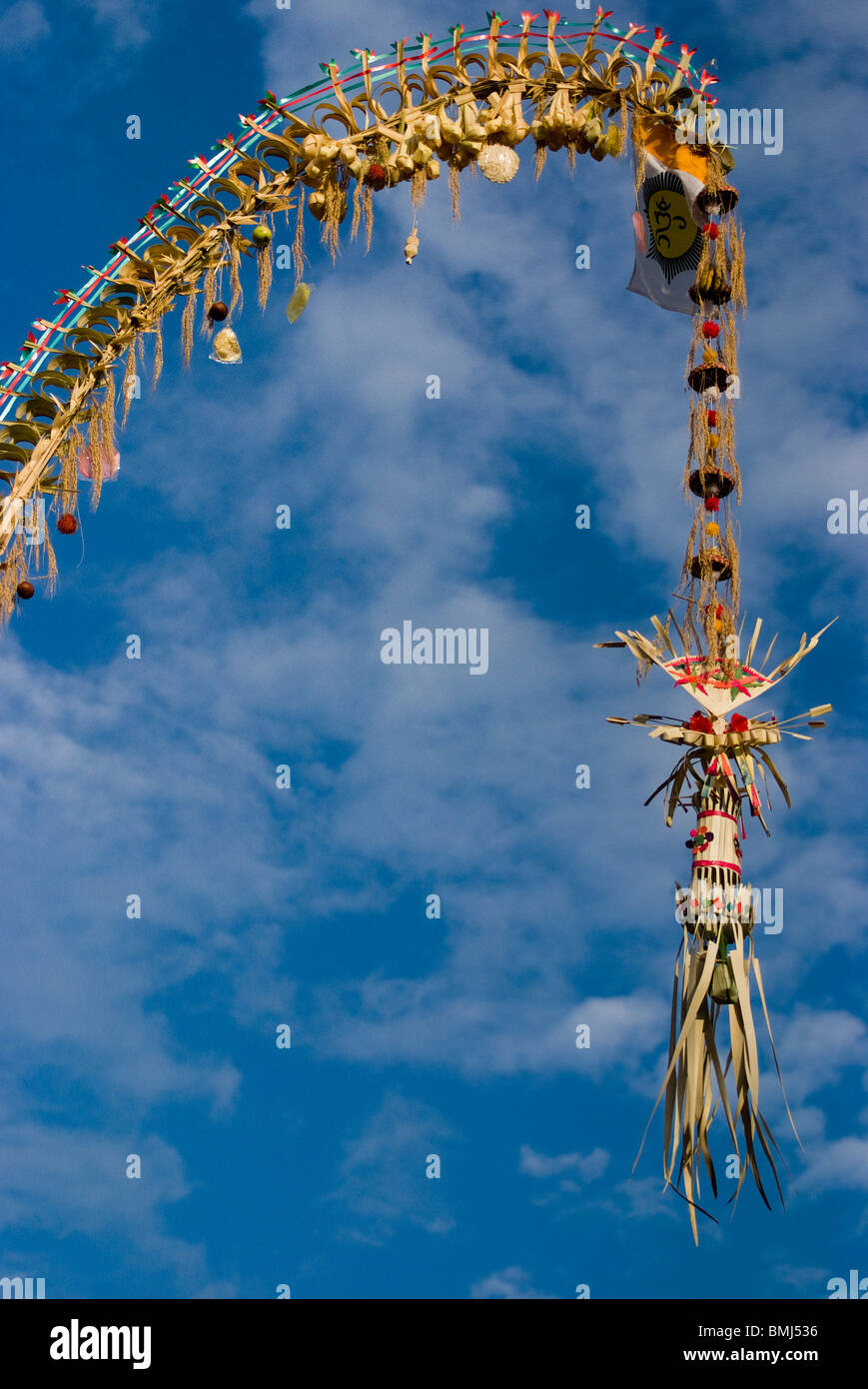 Decorative lungo i pali di bambù, localmente noto come 'penjor' costruita quando gli Indù Balinese celebrare Galungan e Kuningan giorno. Foto Stock
