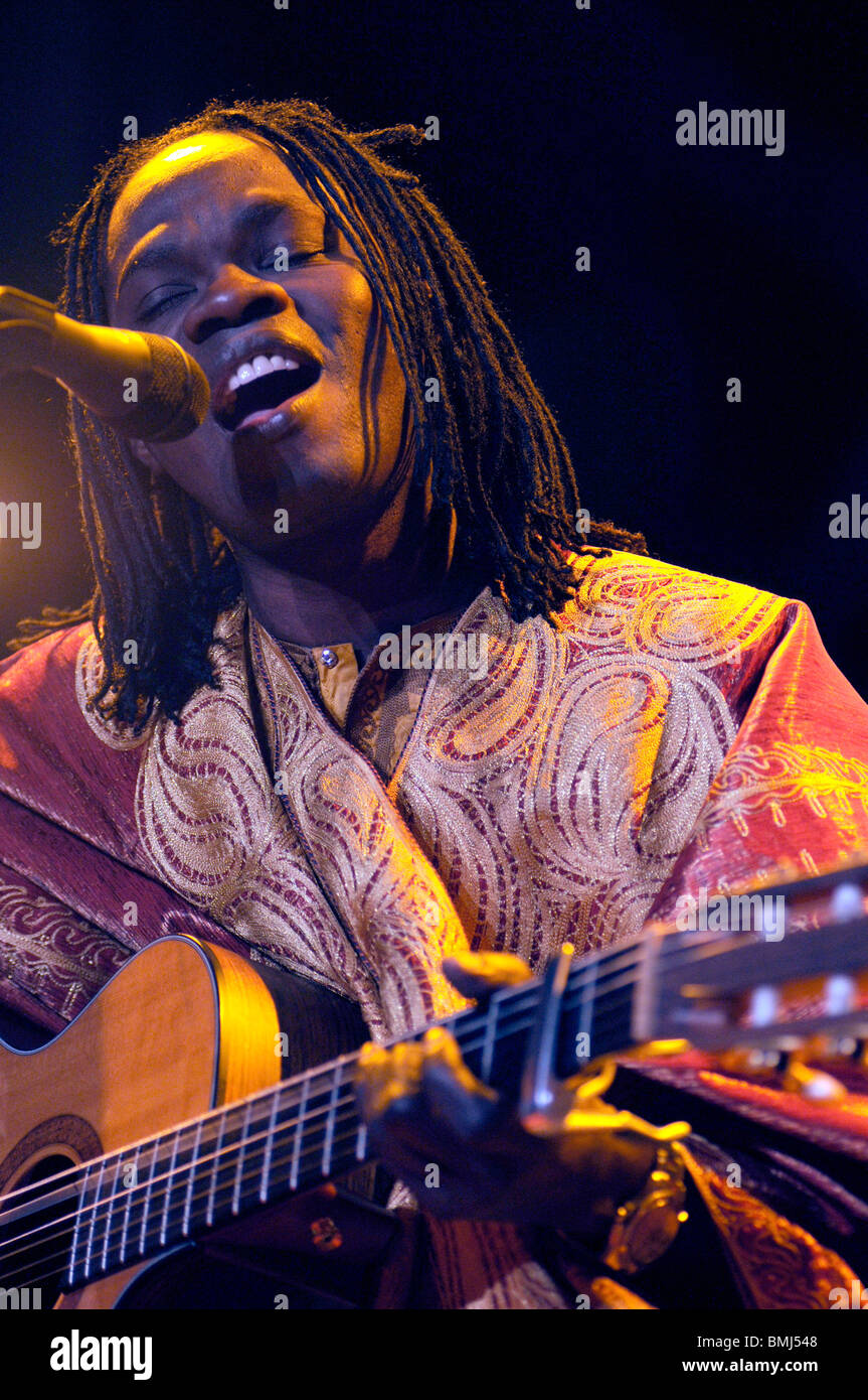 Artista senegalese Baba Maal effettuando al WOMAD a Charlton Park, England Regno Unito Foto Stock