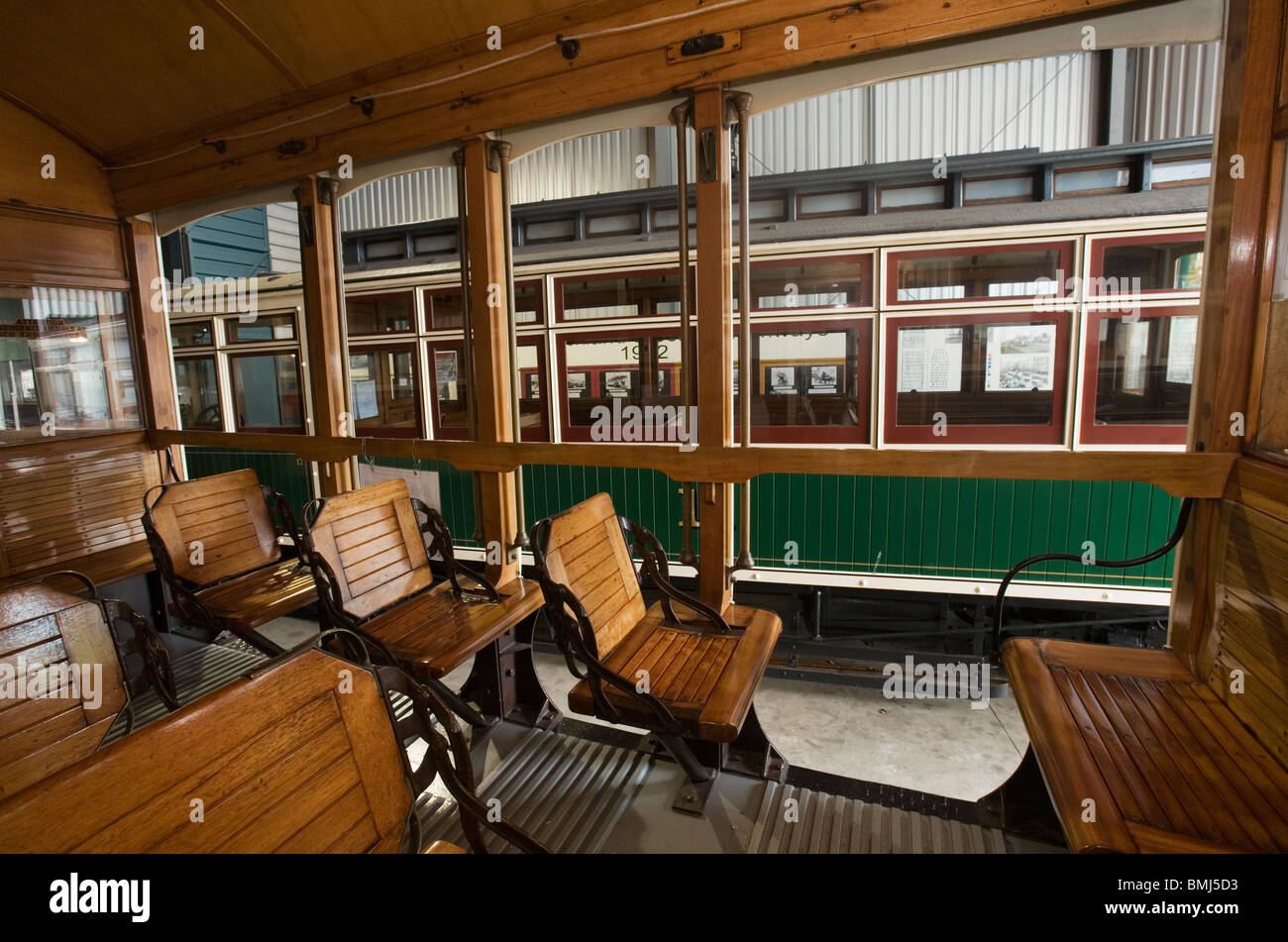 Tram classico interno in legno e panchine di legno (trolley car), Auckland, Nuova Zelanda Foto Stock